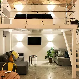 beautifully-renovated-loft-in-trastevere.it-romehotels.com/